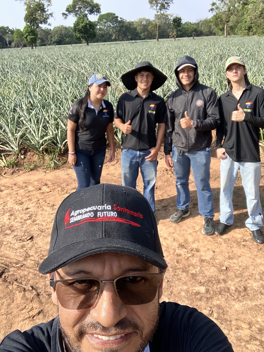 Equipo Ciberondas selfie en cultivo