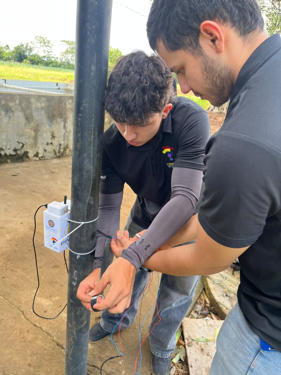 Equipo instalando el nodo en campo