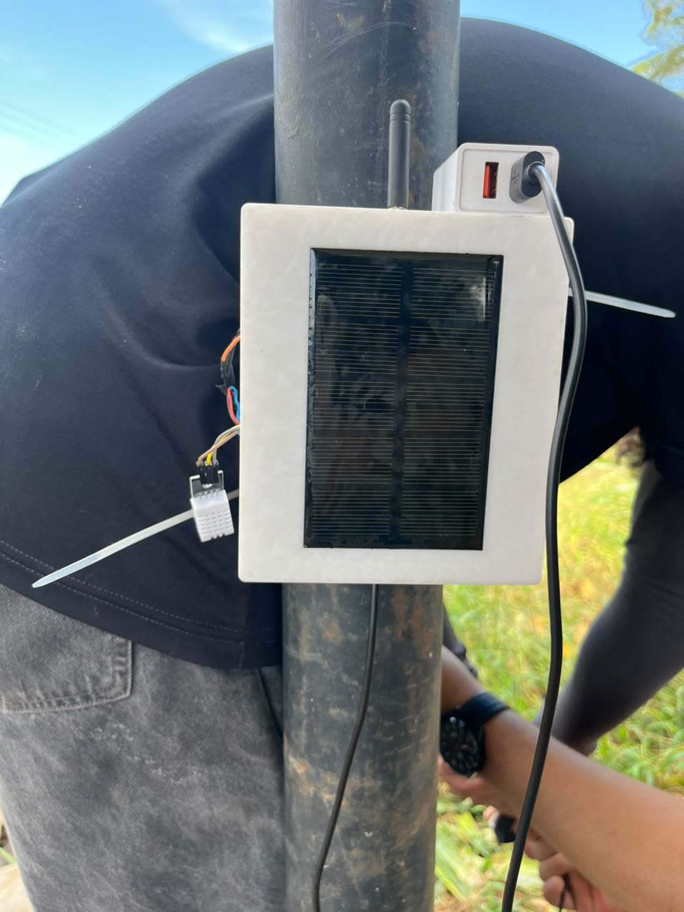 Nodo con panel solar en poste